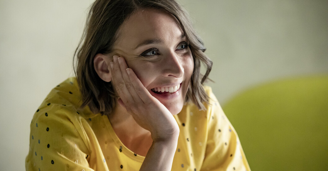 Josefin är aktuell i Snöänglar på SVT. Josefin Asplund har en gul klänning på sig och ler.