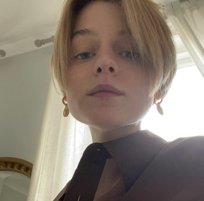 Stjärnskotten Emma Corrin har också kort hår.