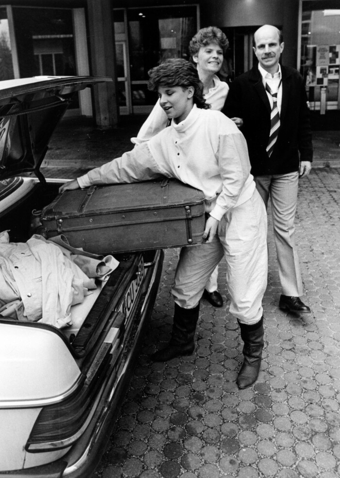 Carola och föräldrarna packar bilen för Eurovision song contest.