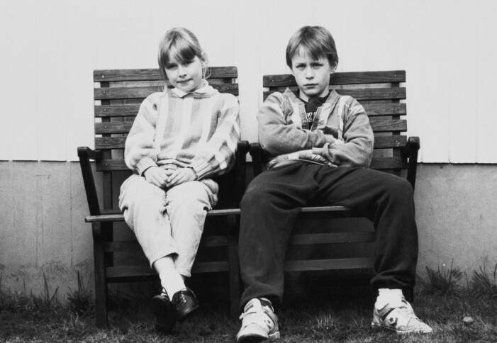 Lisen Ydring och Johan Widerberg under inspelningen av serien Ebba och Didrik. Svartvitt och Lisen och Johan på en bänk.