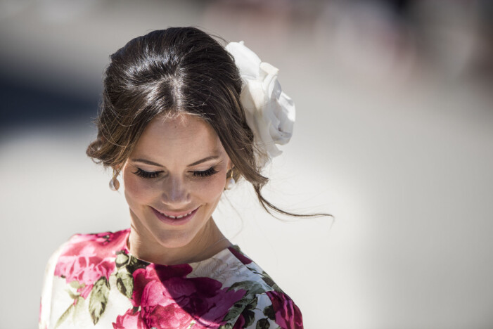 Prinsessan Sofia med vacker blomma i håret