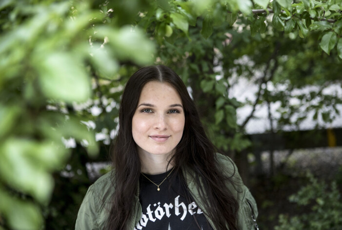 23-åriga Maja är Agneta Sjödin och Niklas Strömstedts dotter, och hon har skrivit låtar sedan sjuårs ålder. maja strömstedt