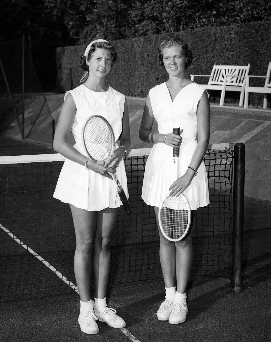 Prinsessorna Désirée (t.v.) och Birgitta spelade tennis på kungliga semestertillflykten Solliden år 1956. Prinsessorna Désirée (t.v.) och Birgitta spelade tennis på kungliga semestertillflykten Solliden år 1956.