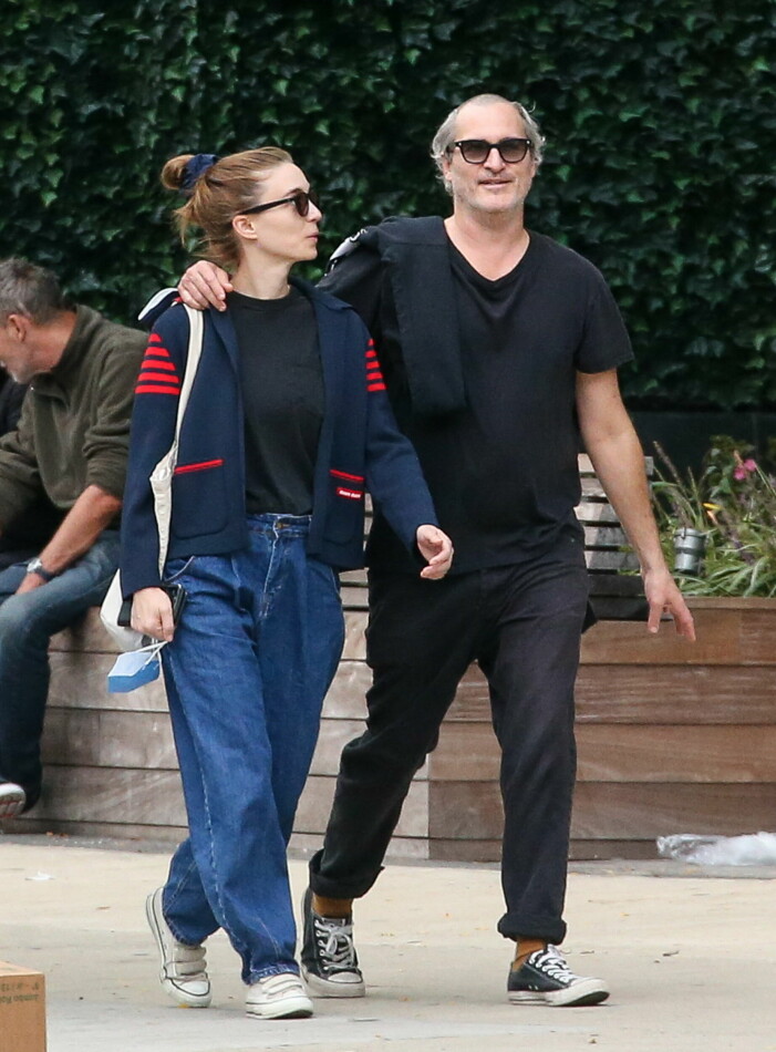 Rooney Mara har pösiga jeans.