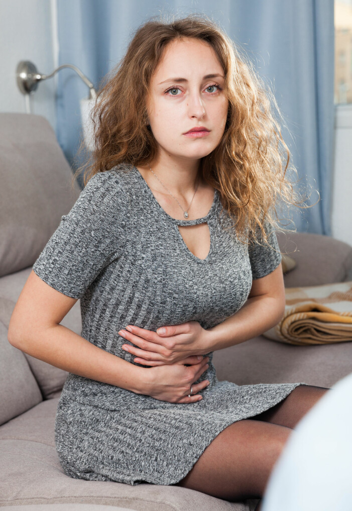 Statistiken visar att tre av fyra menstruerande kvinnor har PMS. Kvinna med PMS-besvär