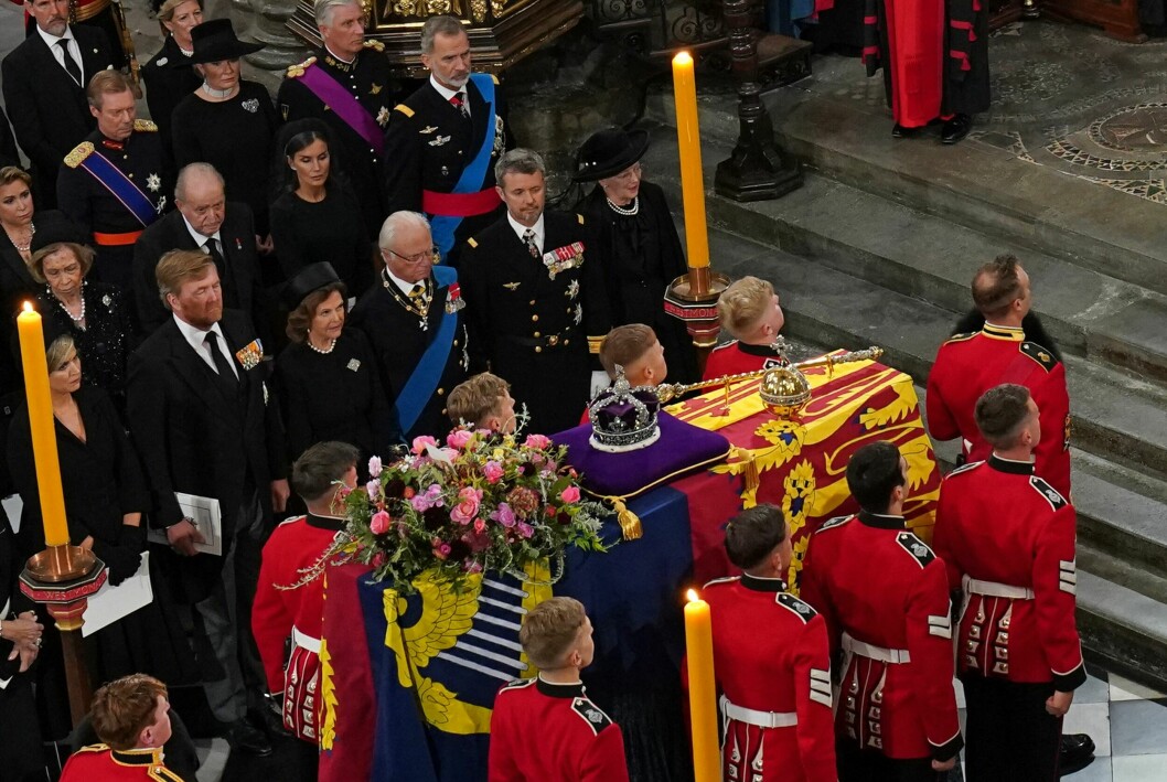 Drottning Silvia och kung Carl XVI Gustaf satt på första raden under gudstjänsten. Drottning Silvia och kung Carl XVI Gustaf satt på första raden under gudstjänsten.