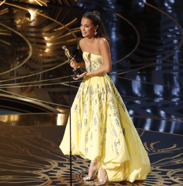 Alicia Vikander belönades med filmbranschens finaste pris 2016, en Oscar för "Best Supporting Actress in a Supporting Role". Alicia Vikander på Oscarsgalan 2016 där hon belönades med en statyett för "Best supporting role".