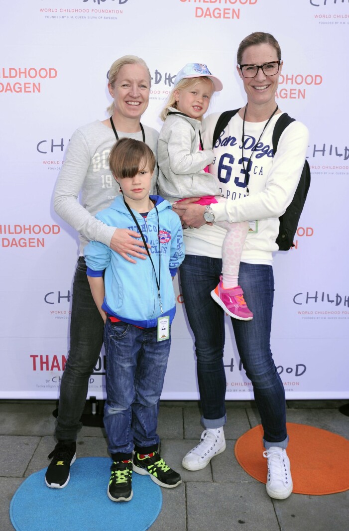 Victoria Svensson med hustrun Camilla Sandell och döttrarna Saga och Moa på Childhood-dagen 2015. Fotbollspelaren Victoria Svensson Sandell med fru Camilla och barnen.