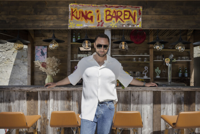 Måns Zelmerlöw axlar rollen som kung i baren. Måns Zelmerlöw Så mycket bättre 2022