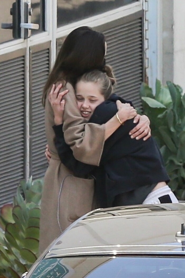 Angelina Jolie och Shiloh kramas hårt utanför sjukhuset.