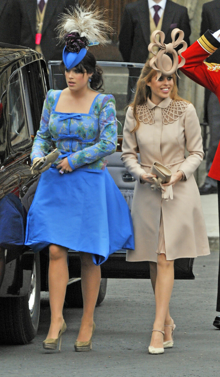 Prinsessan Beatrice och prinsessan Eugenie vid prins Williams bröllop i ett par spektakulära hattar