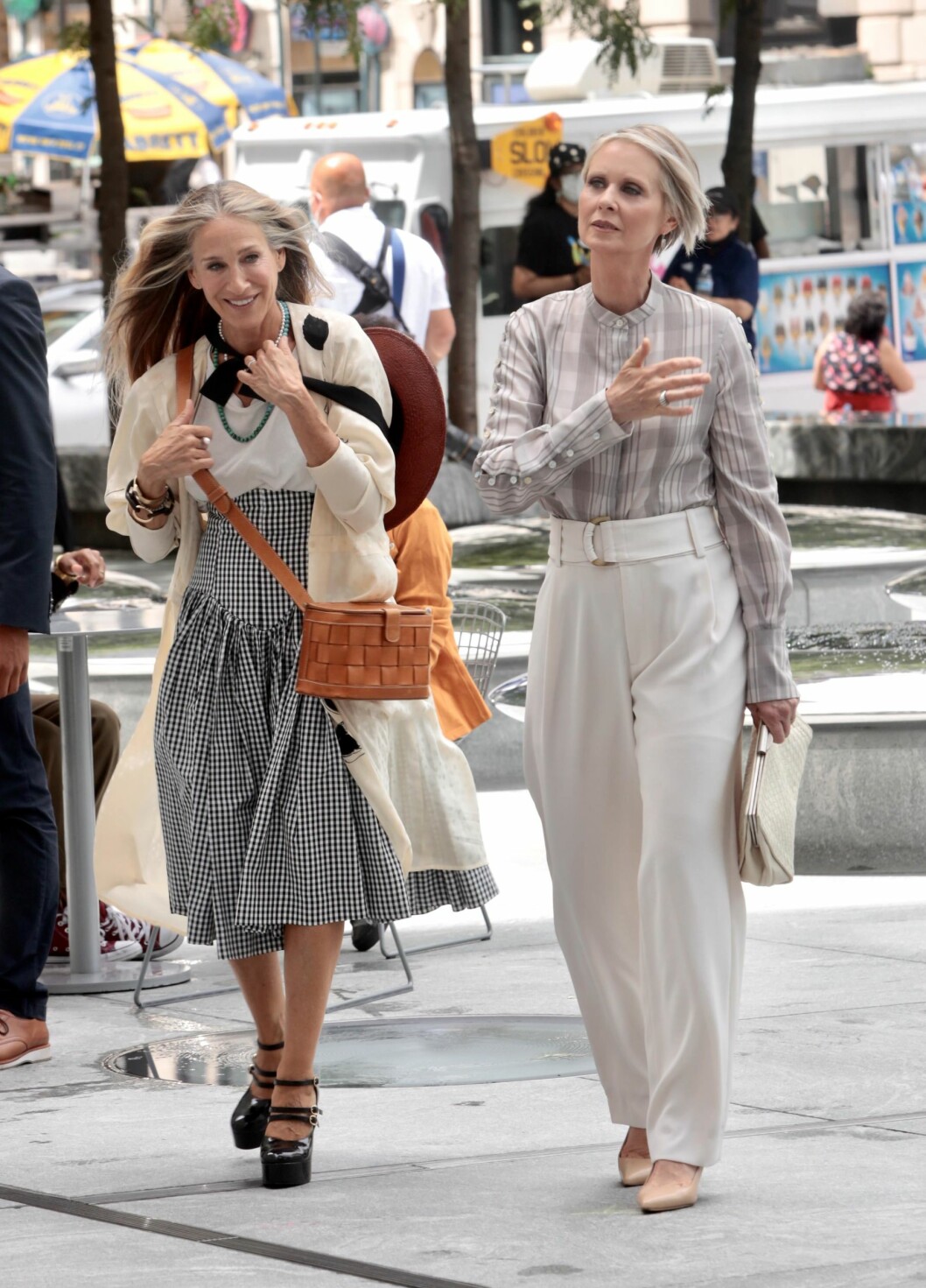 Sarah Jessica Parker och Cynthia Nixon på inspelningen av Sex and the City-rebooten 'And just like that'. Foto: Steve Sands/Shutterstock Sarah Jessica Parker och Cynthia Nixon på inspelningen av Sex and the City-rebooten 'And just like that'.