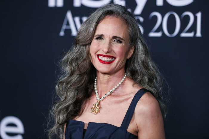 Andie MacDowell älskar sitt gråa hår.