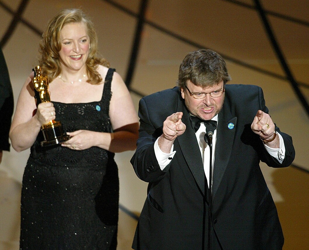 Regissören Michael Moores tacktal vid <span class=" italic" data-lab-italic_desktop="italic">Oscarsgalan</span> 2003, var ett brandtal av kritik mot dåvarande presidenten George W. Bush. Regissören Michael Moores tacktal vid Oscarsgalan 2003, var ett brandtal av kritik mot dåvarande presidenten George W. Bush.