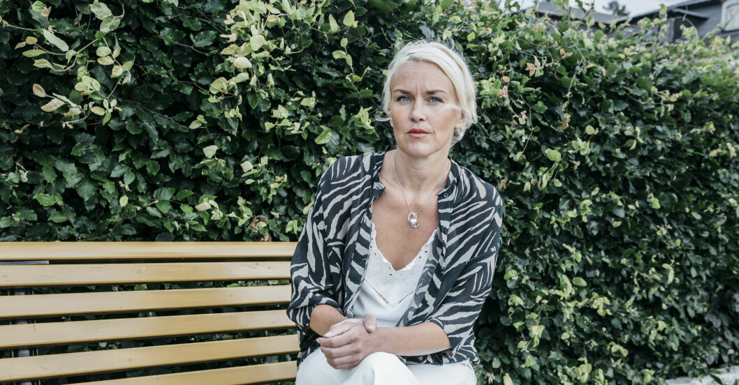 Olga persson på en bänk.