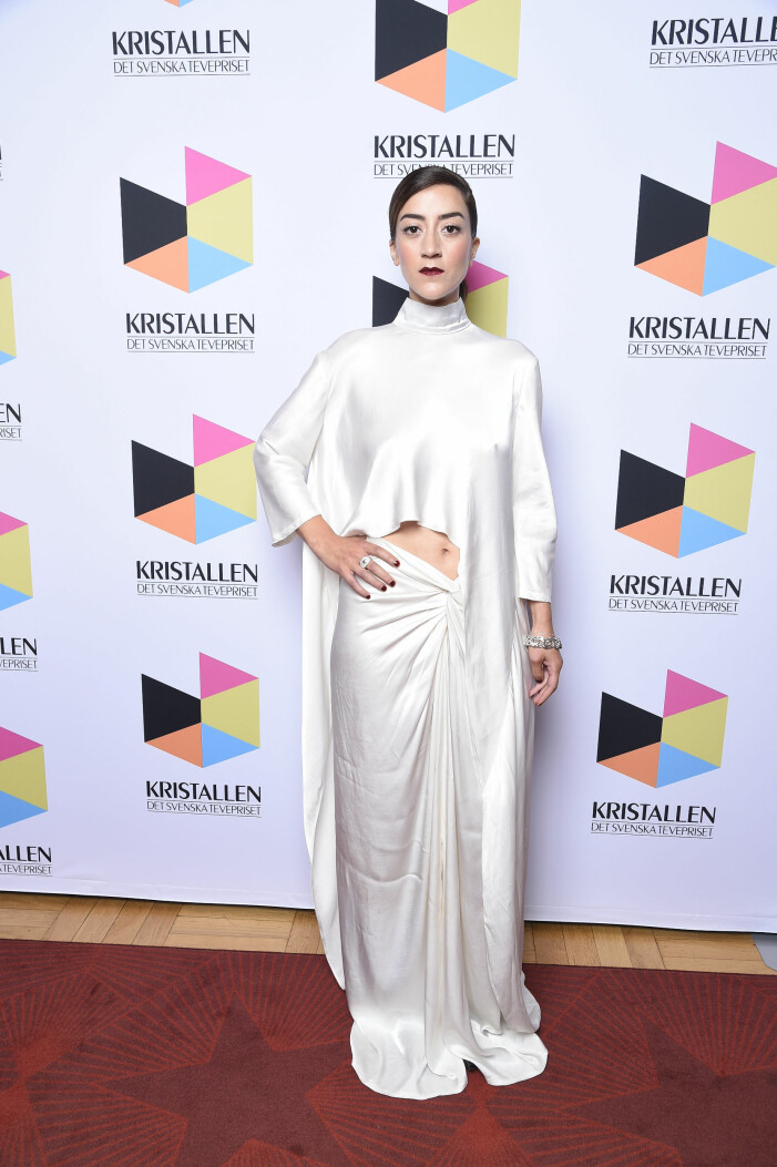 Gizem Erdogan med mörkröda naglar på Kristallengalan 2020. gizem erdogan