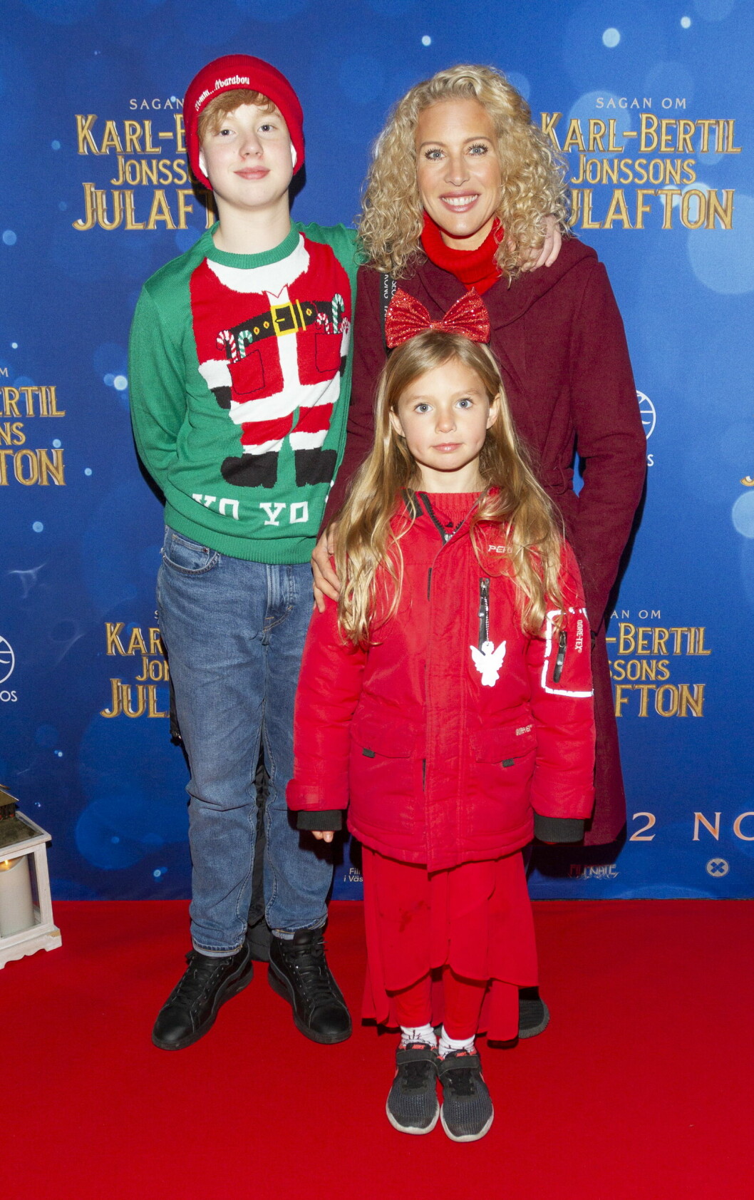 Sandra Dahlberg tillsammans med sonen Vilmer och dottern Blända på röda mattan inför biopremiären av spelfilmen Karl-Bertil Johnssons julafton år 2021.