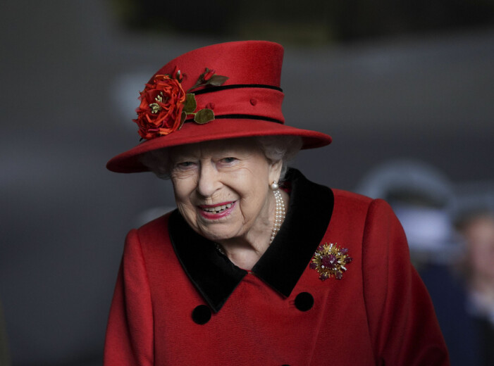 Drottning Elizabeth brinner för läppstift.