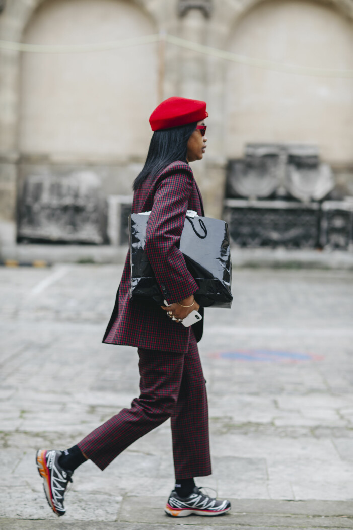 streetstyle med rutig kostym, basker och sneakers