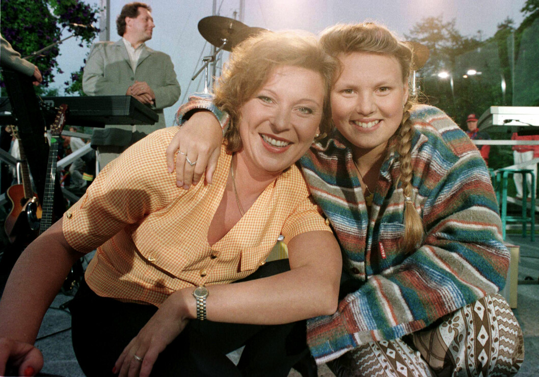 Den 11-åriga Sanna Nielsen fick göra stora idolen Lotta Engberg sällskap på scenen i tv-programmet <span class=" italic" data-lab-italic_desktop="italic">Café Norrköping</span> år 1996. Den 11-åriga Sanna Nielsen fick göra stora idolen Lotta Engberg sällskap på scenen i tv-programmet Café Norrköping år 1996.