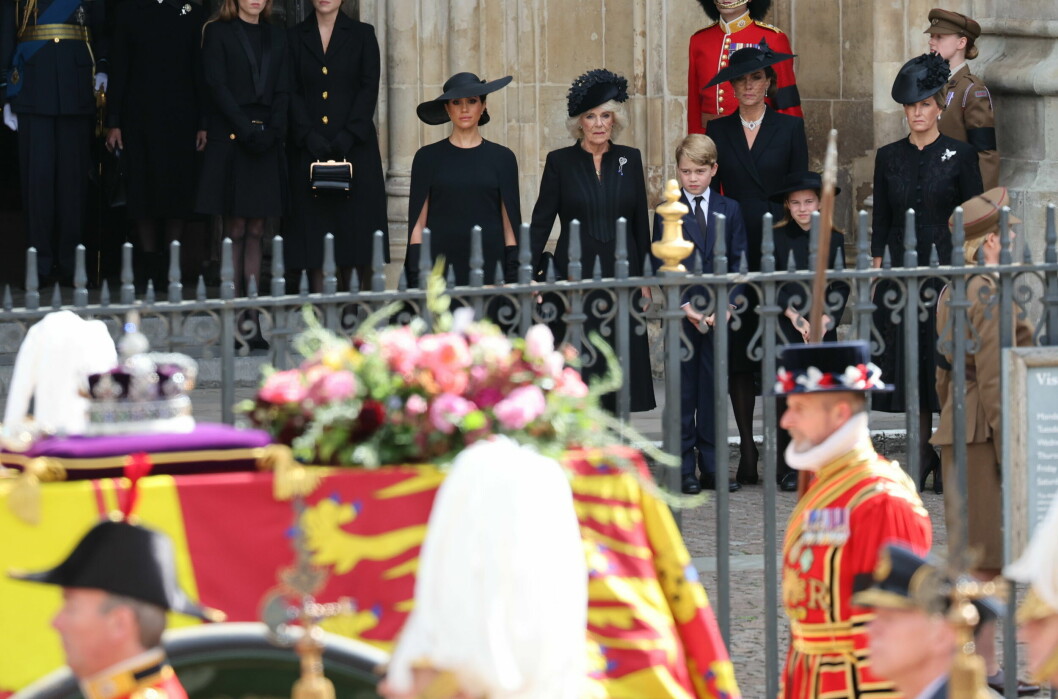 Meghan Markle, Camilla, prins George, Kate Middleton, prinsessan Charlotte och Sophie. Meghan Markle, Camilla, prins George, Kate Middleton, prinsessan Charlotte och Sophie.