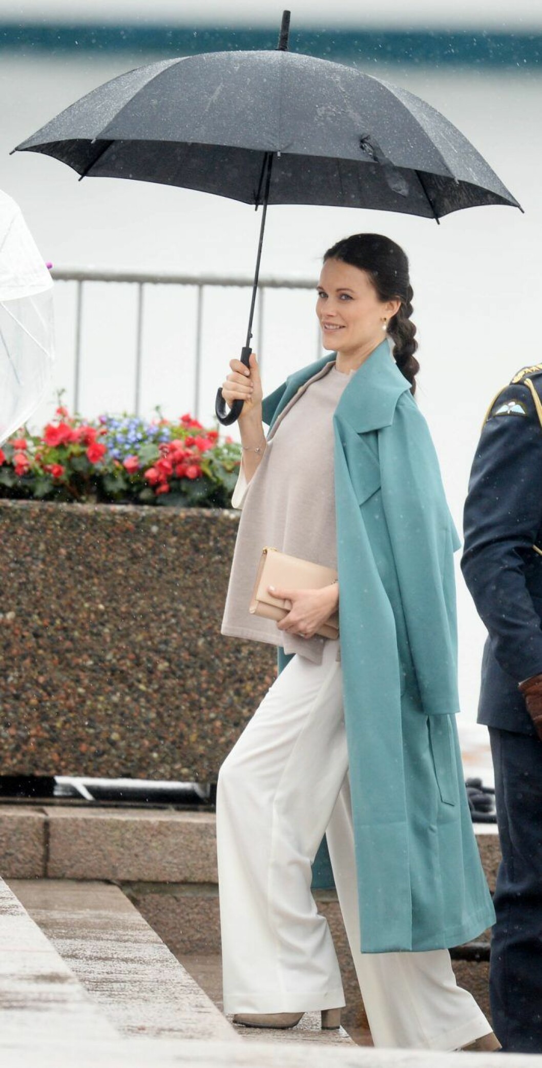Så elegant hon bär upp kappan, prinsessan Sofia! Så elegant hon bär upp kappan, vår Sofia!