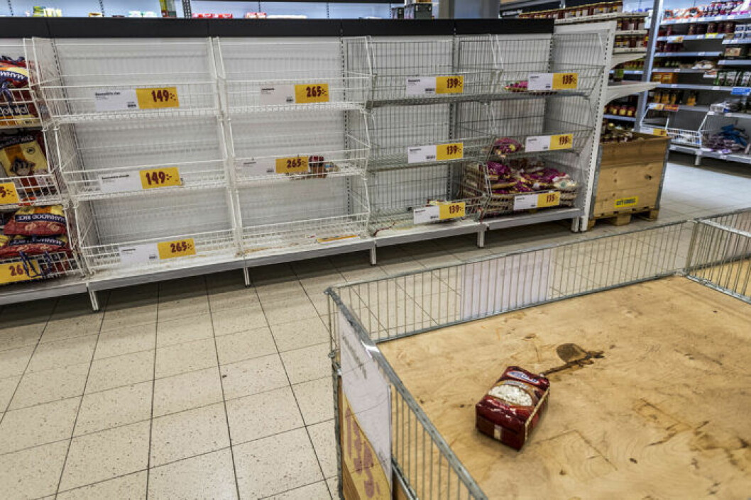 Tomma hyllor på City Gross i Bromma. Foto: Pontus Orre Tomma hyllor i butik