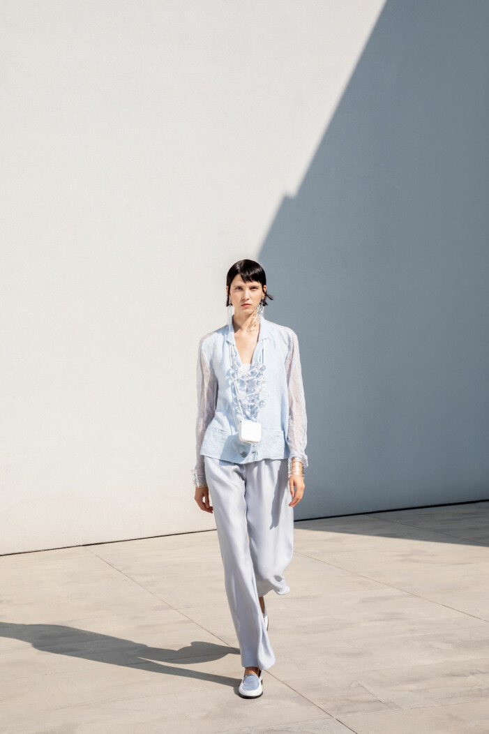 Emporio Armani Monokrom look i pastellblått med volanger Emporio Armani