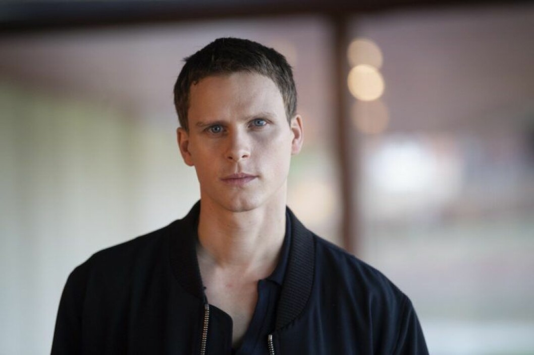 Adam Pålsson spelar Kurt Wallander. Adam Pålsson spelar Kurt Wallander.