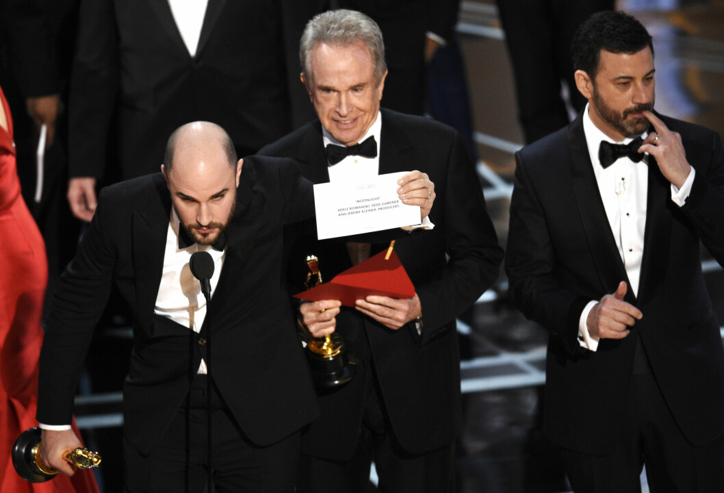 Efter stor förvirring håller Jordan Horowitz (t v) upp kuvertet som anger filmen Moonlight som den rättmätiga vinnaren av priset ”årets film” vid <span class=" italic" data-lab-italic_desktop="italic">Oscarsgalan</span> 2017. Efter stor förvirring håller Jordan Horowitz (t v) upp kuvertet som anger filmen Moonlight som den rättmätiga vinnaren av priset ”årets film” vid Oscarsgalan 2017.