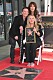 En känslosam Christina tillsammans med Våra värsta år-motspelarna David Faustino och Katey Sagal vid Walk of Fame-ceremonin.