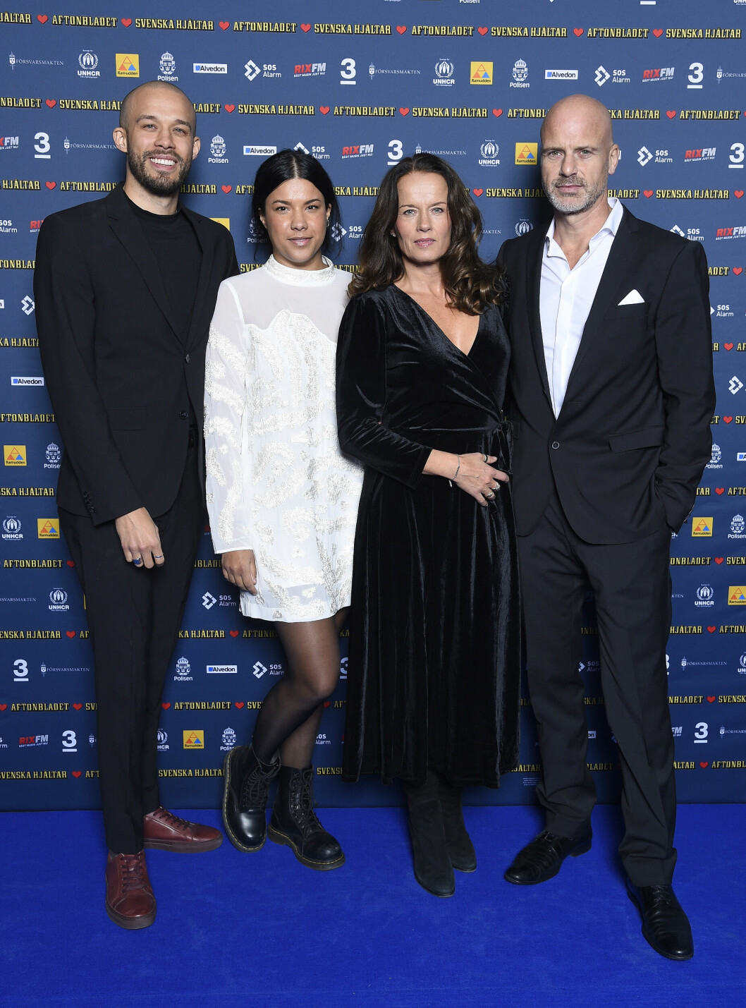 Malin Berghagen och kärleken Martin Charlton tillsammans med barnen Christopher Taylor och Love Taylor, på röda mattan inför <span class=" italic" data-lab-italic_desktop="italic">Svenska Hjältar-galan</span> år 2019. Malin Berghagen och kärleken Martin Charlton tillsammans med barnen Christopher Taylor och Love Taylor