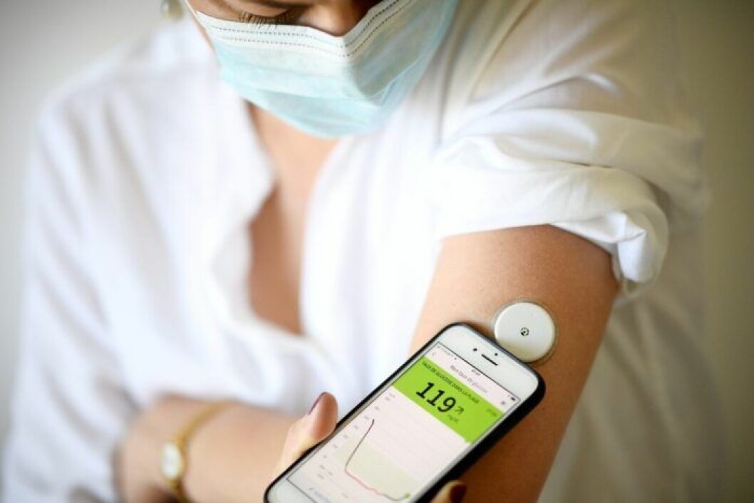Kvinna med diabetesmätare