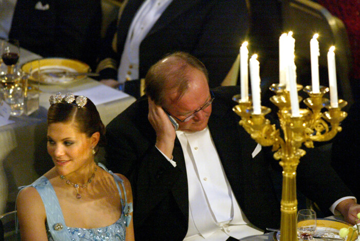 Kronprinsessan Victoria och Göran Persson som här svarar i telefon under middagen. Göran Persson svarar i telefonen mitt under middagen vid Nobelfesten 2003.