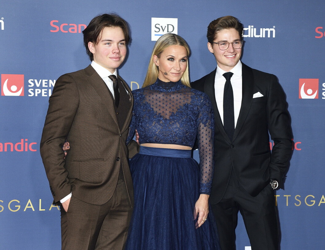 Kristin Kaspersen tillsammans med sönerna Leon Fahlén (t v) och Filip Lamprech tpå röda mattan inför <span class=" italic" data-lab-italic_desktop="italic">Idrottsgalan</span> 2022. Filip Lamprecht, Leon Fahlén, Kristin Kaspersen Idrottsgalan 2022.
