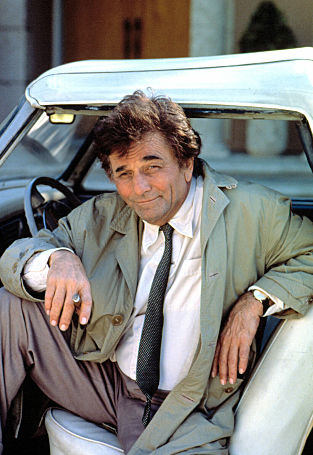 Peter Falk i rollen som kommissarie Columbo i 70-talsserien med samma namn. Peter Falk i rollen som kommissarie Columbo i 70-talsserien med samma namn.
