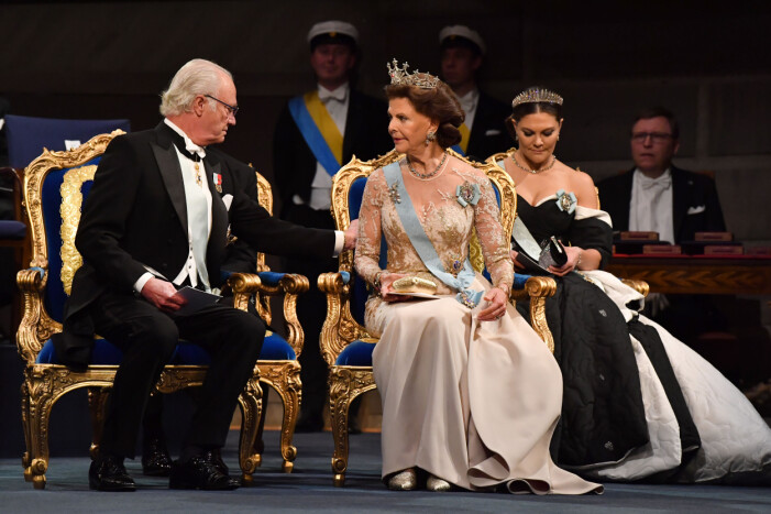 Kungen och drottningen vid prisutdelningen 2019. Kungen och drottningen vid prisutdelningen av Nobelpriset 2019.