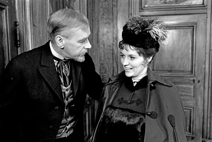 Solveig Ternström och Olof Bergström i tv-pjäsen Ett dockhem.