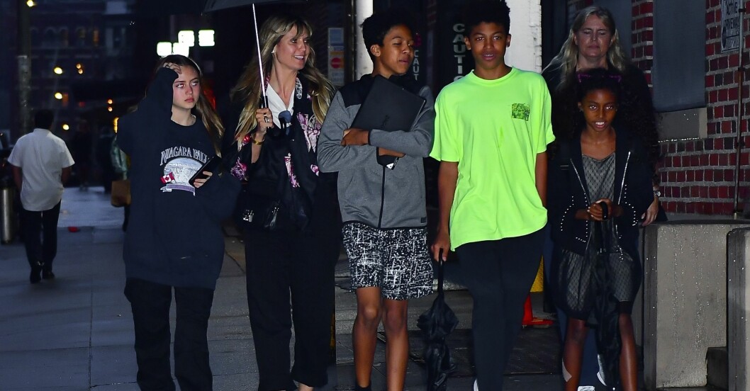 Heidi tillsammans med barnen Leni, Lou, Henry, and Johan fastnade på paparazzibild i New York 2019. i New York 2019