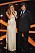 Jennifer Aniston hållar händerna för ansikten samtidigt som hon delar ut pris med Jack Black precis framför ex-maken Brad Pitt, och hans dåvarande nya flickvän Angelina Jolie.