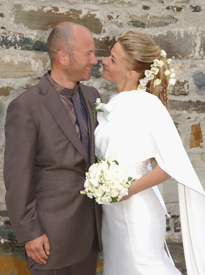 Kristin Kaspersen och Hans Fahlén gifte sig i Åre 2003. Hans bär en brun/grå kostym och Kristin bär en vit klänning med cape och vita blommor i håruppsättningen.