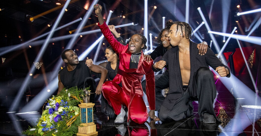 Melodifestivalen 2021. Tusse Chiza här med sina dansare. Tusse Chiza i röd kostym gör ett glädjerop i finalen på Melodifestivalen.
