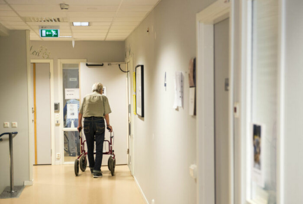 Äldre tillhör riskgruppen för att bli smittade av coronaviruset Foto: Pontus Lundahl / TT Äldre man med rullator