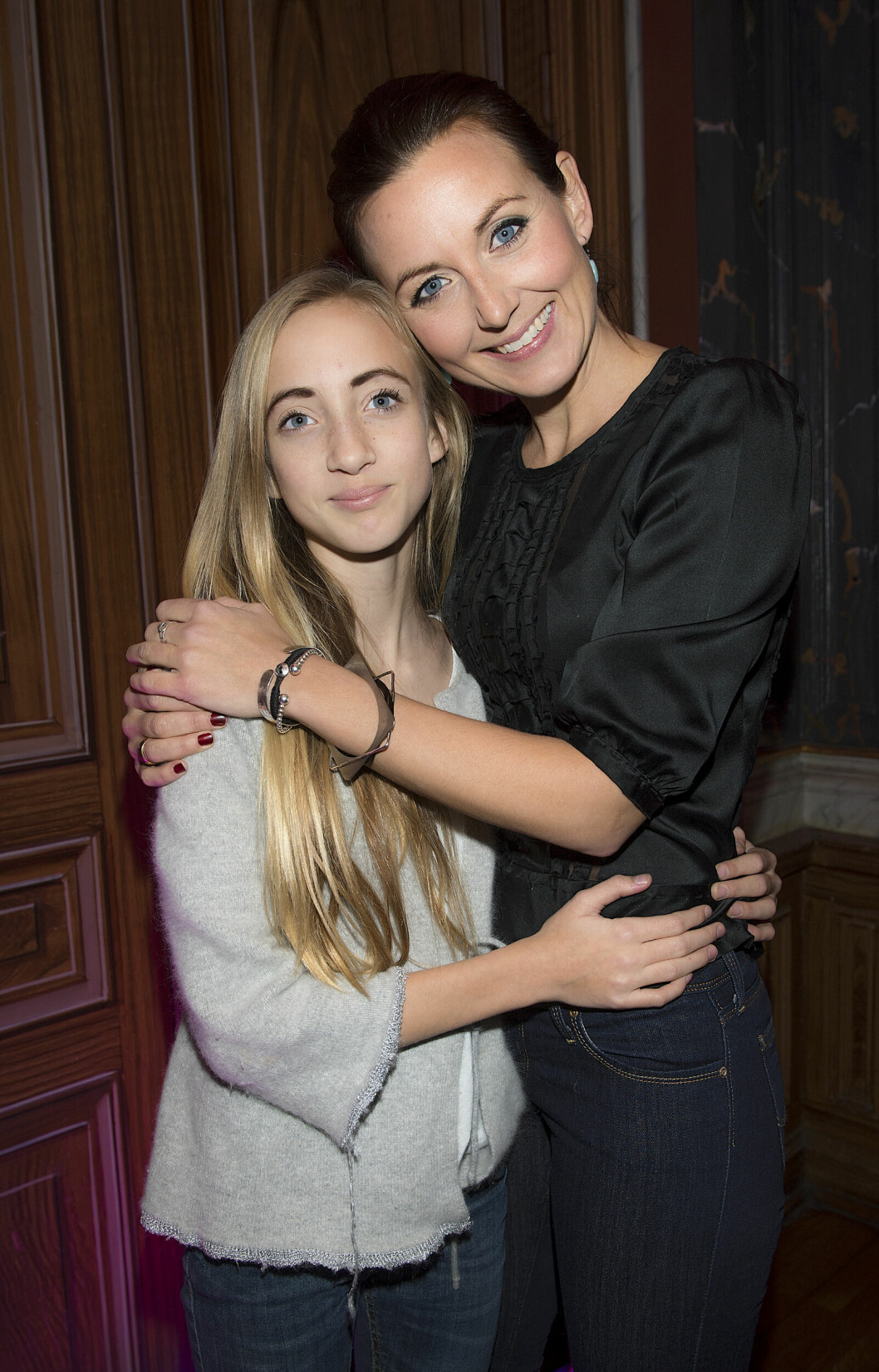 Mor- och dotterduon Sanna Lundell och Olga Crafoord Lundell tillsammans på vimmel år 2014. Mor- och dotterduon Sanna Lundell och Olga Crafoord Lundell tillsammans på vimmel år 2014.