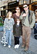 Per Morberg och hustrun Inese tillsammans med döttrarna Molly och Astrid år 2005.