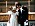 Pernilla Wahlgren och Emilio Ingrosso vid parets bröllop 1993. Pernilla bär en vit klänning med stora puffärmar och kysser Emilio på bilden.