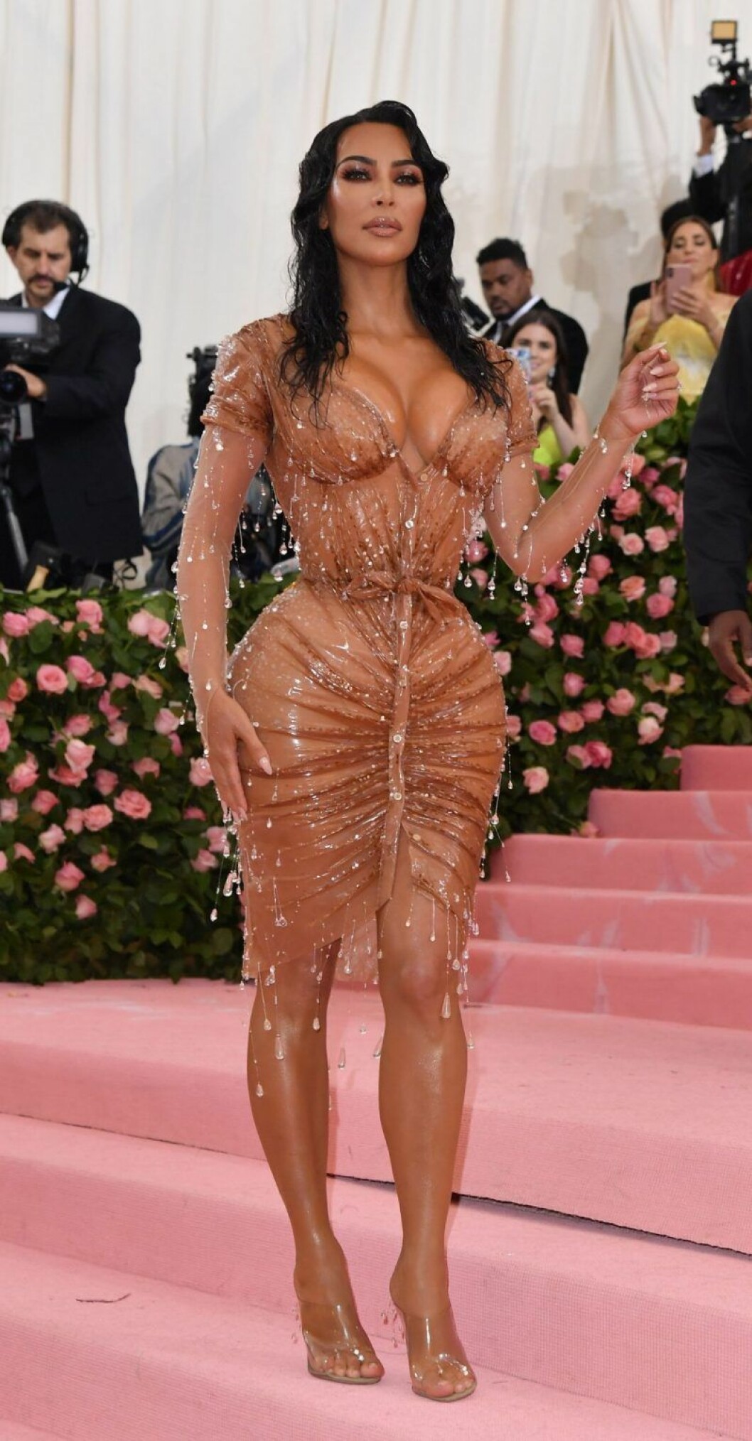 Kim Kardashian i en blöt kreation på Met-galan 2019. Kim Kardashian poserar framför kamerorna på Met-galan.