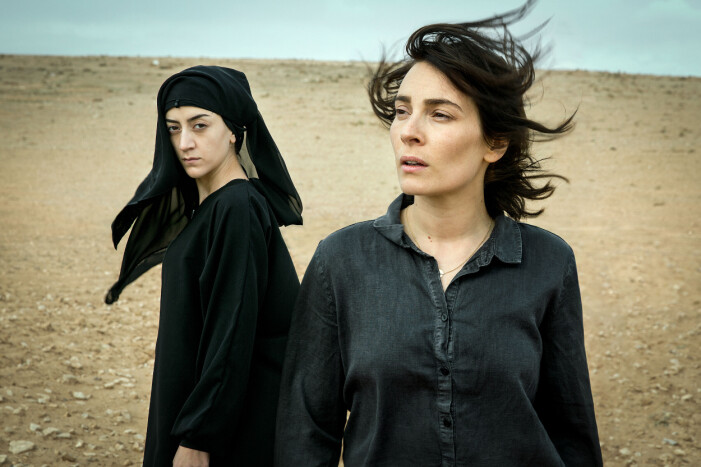 Bild från SVT-serien <em>Kalifat</em>, Pervin (spelad av Gizem Erdogan) och Fatima (Aliette Opheim). Kalifat 0 Bildtext: Pervin (Gizem Erdogan) och Fatima (Aliette Opheim). Foto: Johan Paulin/SVT Bilden får endast användas i programpresenterande sammanhang. Fotografens namn, Sveriges Television samt programmets titel skall alltid anges.Bilden får endast användas i programpresenterande sammanhang. Fotografens namn, Sveriges Television samt programmets titel skall alltid anges.
