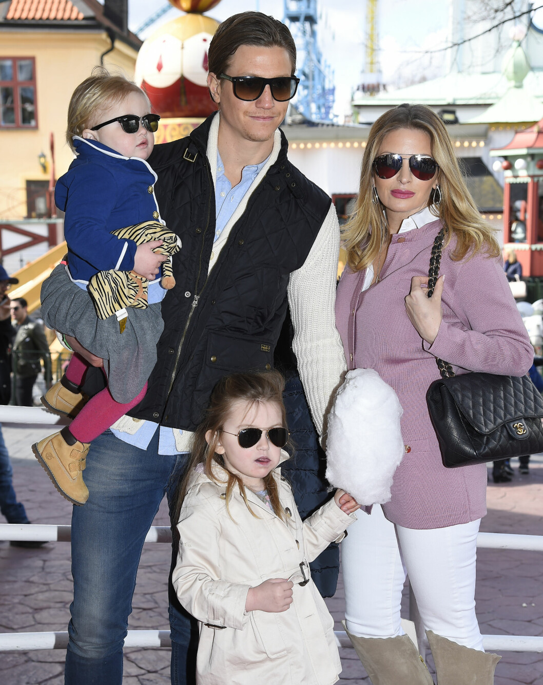 Carolina Gynning tillsammans med Alexander Lydecker och barnen Adele och Alicia. Carolina Gynning tillsammans med Alexander Lydecker och barnen Adele och Alicia.
