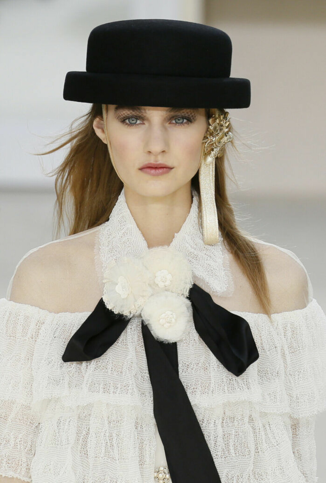 Karl Lagerfeld för Chanel 2016/2017, en svart hatt med flour.